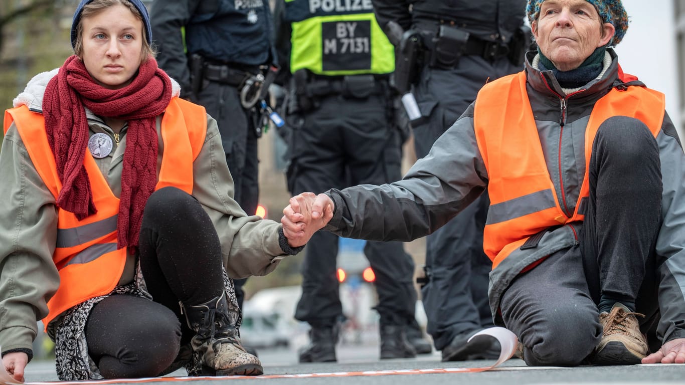 Eine Straßenblockade der "Letzten Generation" in München (Archvibild): Um auf die Situation vorbereitet zu sein, trainieren die Klimaaktivisten ihren Protest.