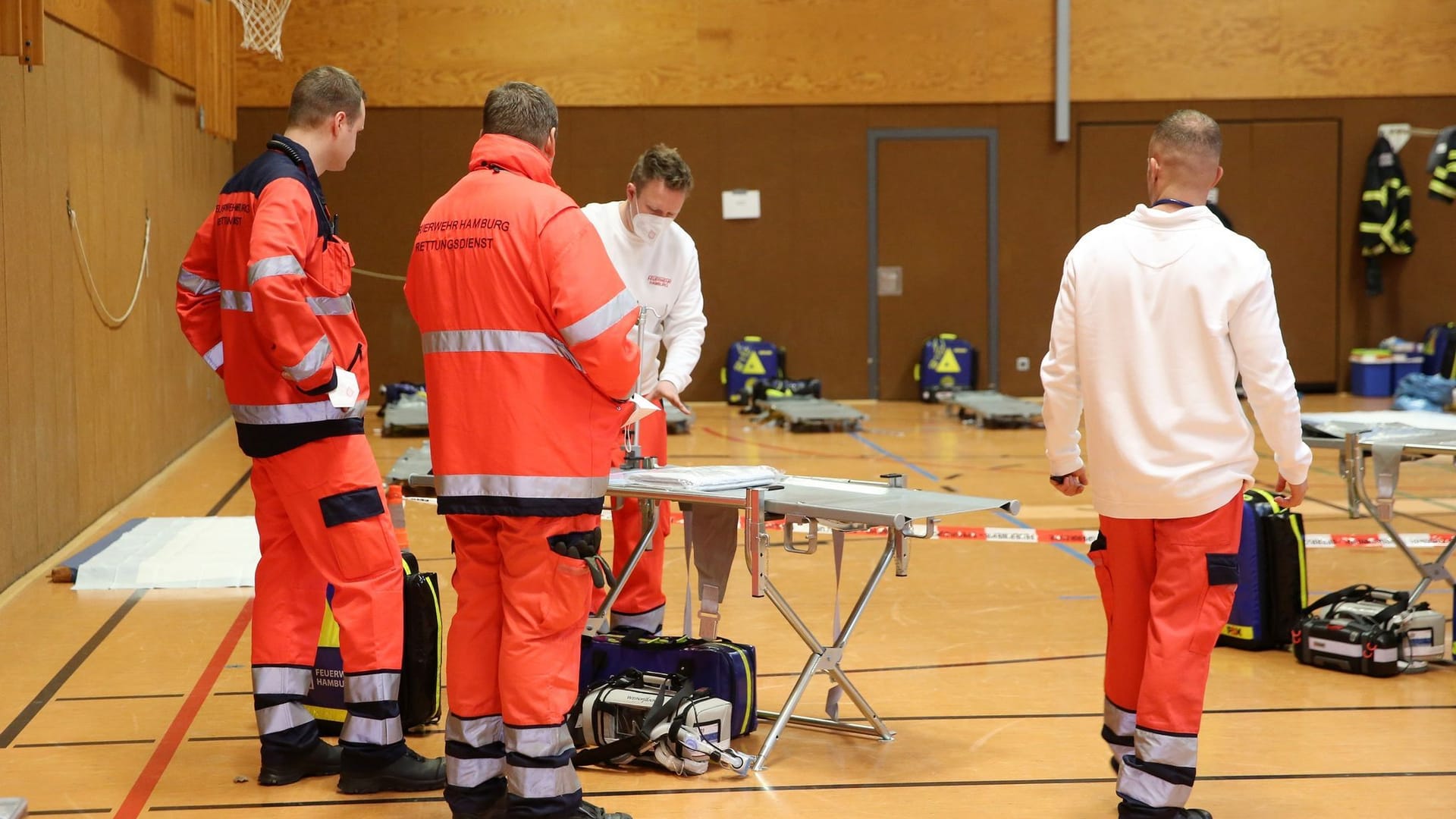 Rettungskräfte in einer Turnhalle: Die Feuerwehr Hamburg hatte ein Anlauf- und Behandlungszentrum für Verletzungen durch das Glatteis aufgebaut.