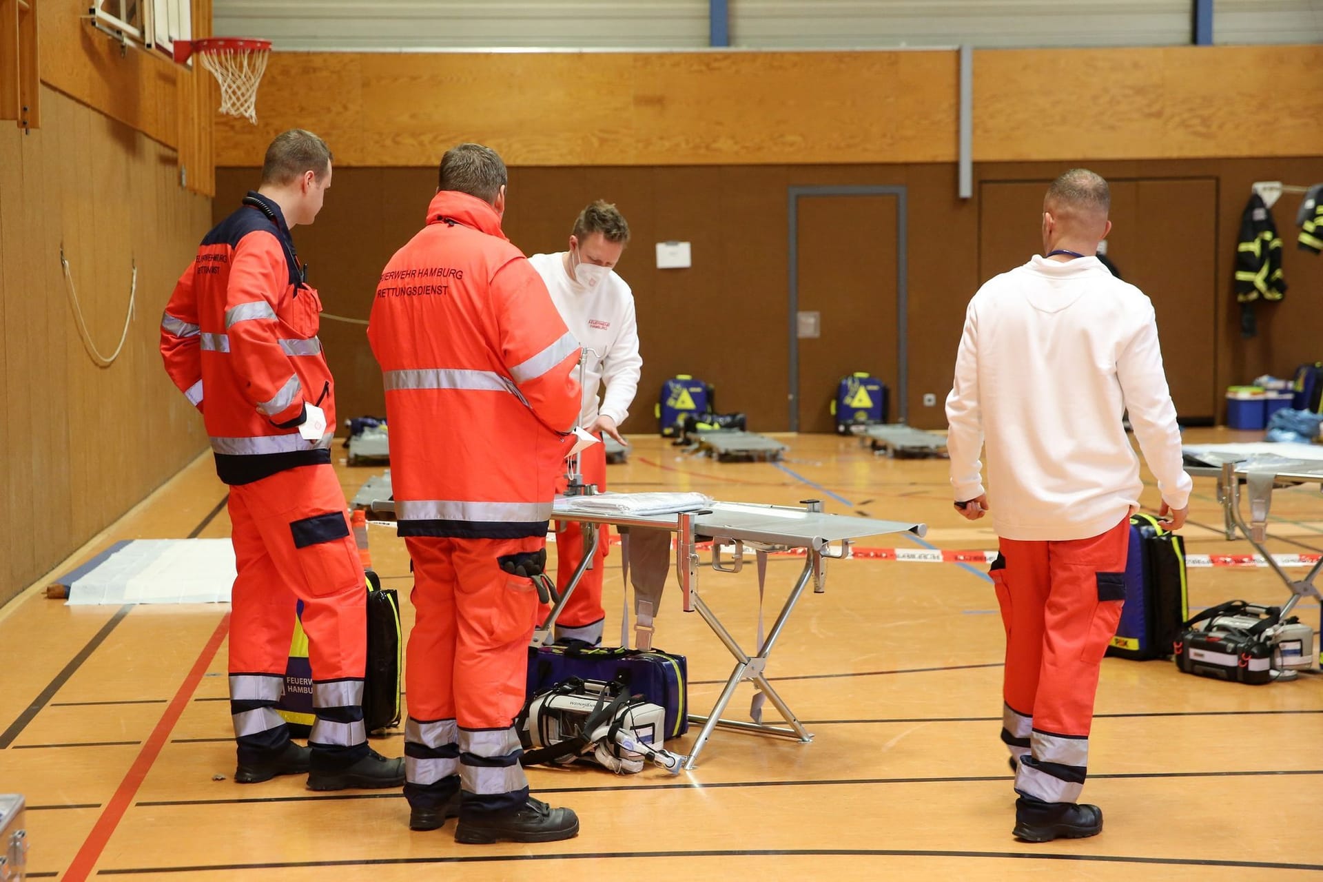 Rettungskräfte in einer Turnhalle: Die Feuerwehr Hamburg hatte ein Anlauf- und Behandlungszentrum für Verletzungen durch das Glatteis aufgebaut.