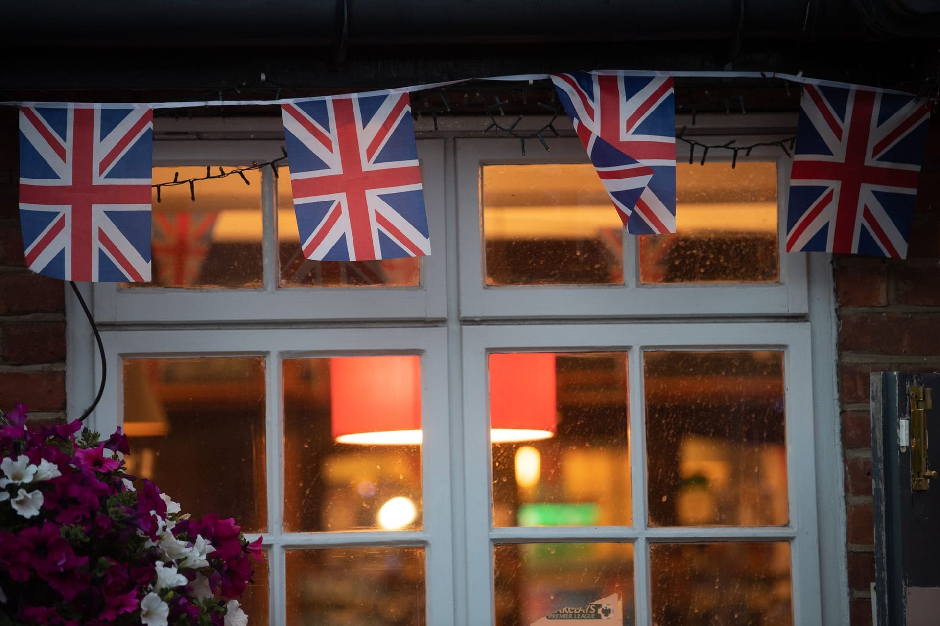 Ein Pub in England (Archivbild): Eine Frau starb nach Schüssen an Heiligabend.
