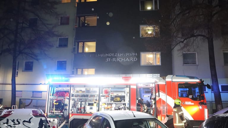 Feuerwehreinsatz in Berlin-Neukölln am zweiten Advent: Beim Brand eines Patientenzimmers im Seniorenheim starb wohl ein Mensch.