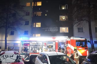 Feuerwehreinsatz in Berlin-Neukölln am zweiten Advent: Beim Brand eines Patientenzimmers im Seniorenheim starb wohl ein Mensch.