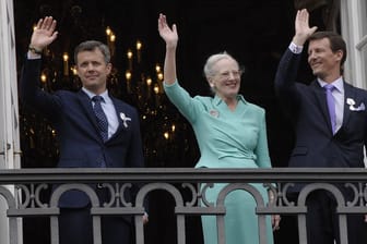 Königin Margrethe II.: Die dänische Monarchin zeigt sich mit ihren beiden Söhnen.