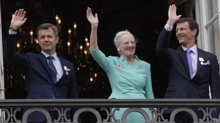 Königin Margrethe II.: Die dänische Monarchin zeigt sich mit ihren beiden Söhnen.