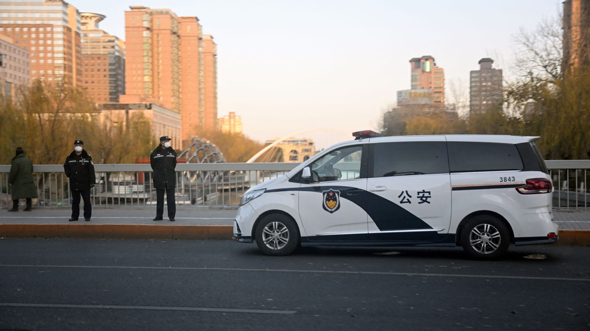 Polizisten in Peking überwachen die strengen Corona-Auflagen der Regierung.