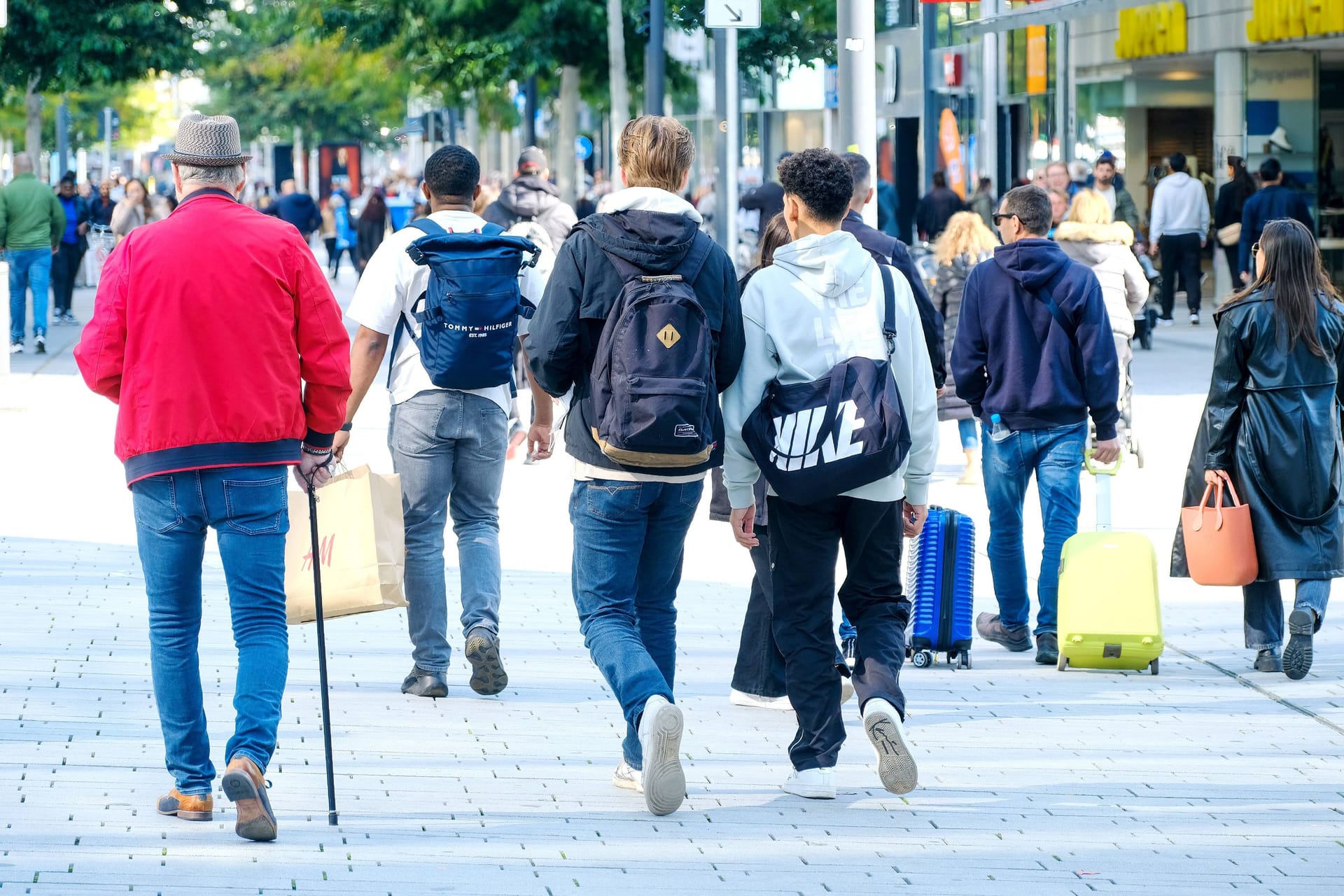 Ein Rentner läuft neben Jugendlichen durch die Düsseldorfer Innenstadt: Die demografische Entwicklung wird zum Problem für das Rentensystem.