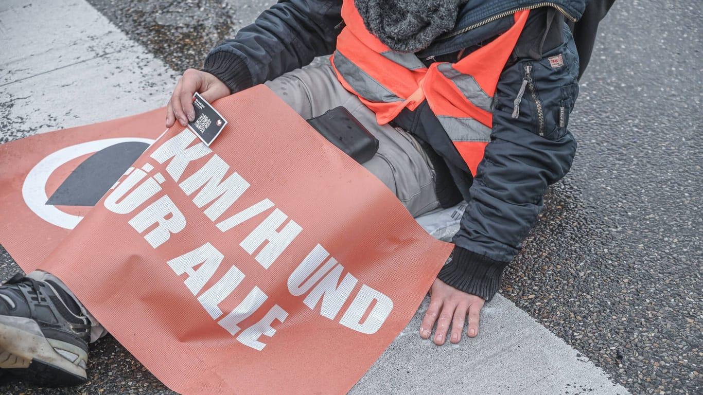 Straßenblockade der Letzten Generation in Aalen (Symbolbild): Für Montag haben die Aktivisten weitere Aktionen angekündigt, am Sonntag gibt es dafür ein Training in München.