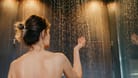 Heiße Duschen können auf Dauer die Haut stark austrocknen.