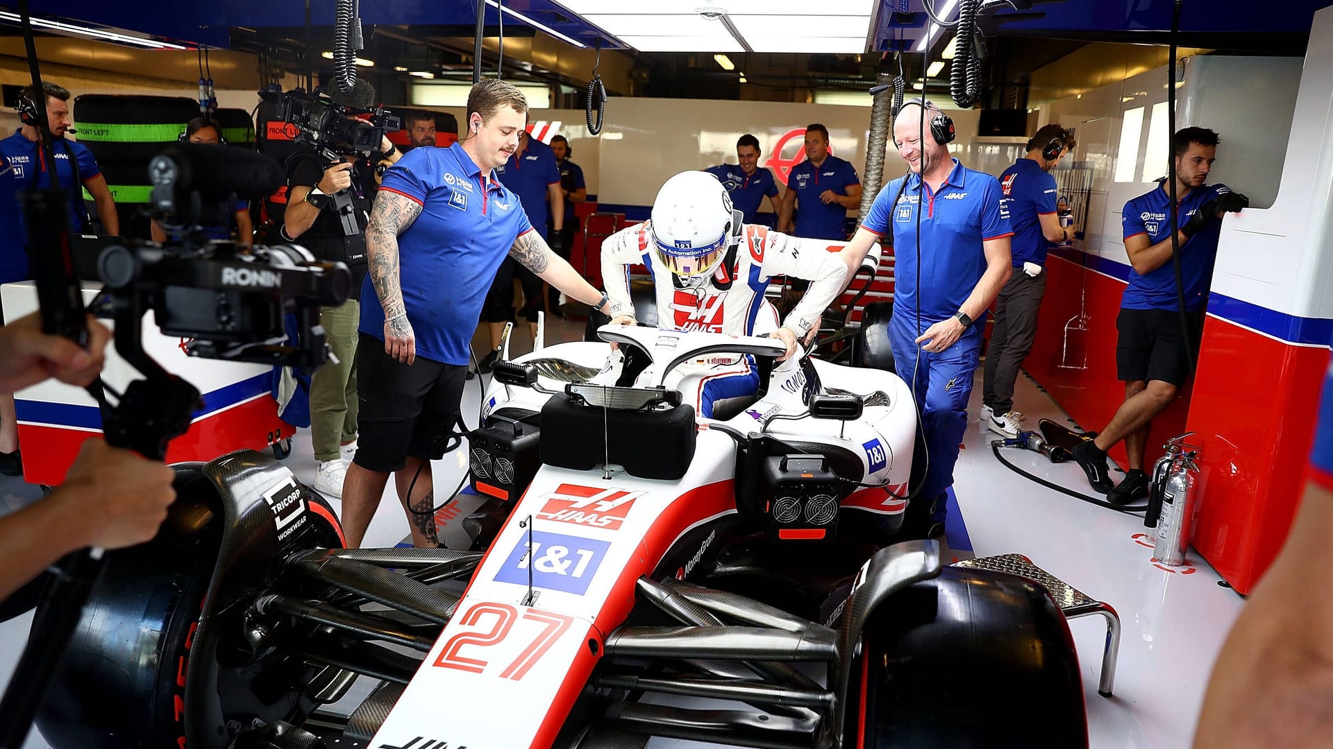Nico Hülkenberg steigt aus dem Haas-Boliden (Archivbild): Das Team hat jetzt einen neuen Namen. Nico Hülkenberg steigt aus dem Haas-Boliden (Archivbild): Das Team hat jetzt einen neuen Namen.