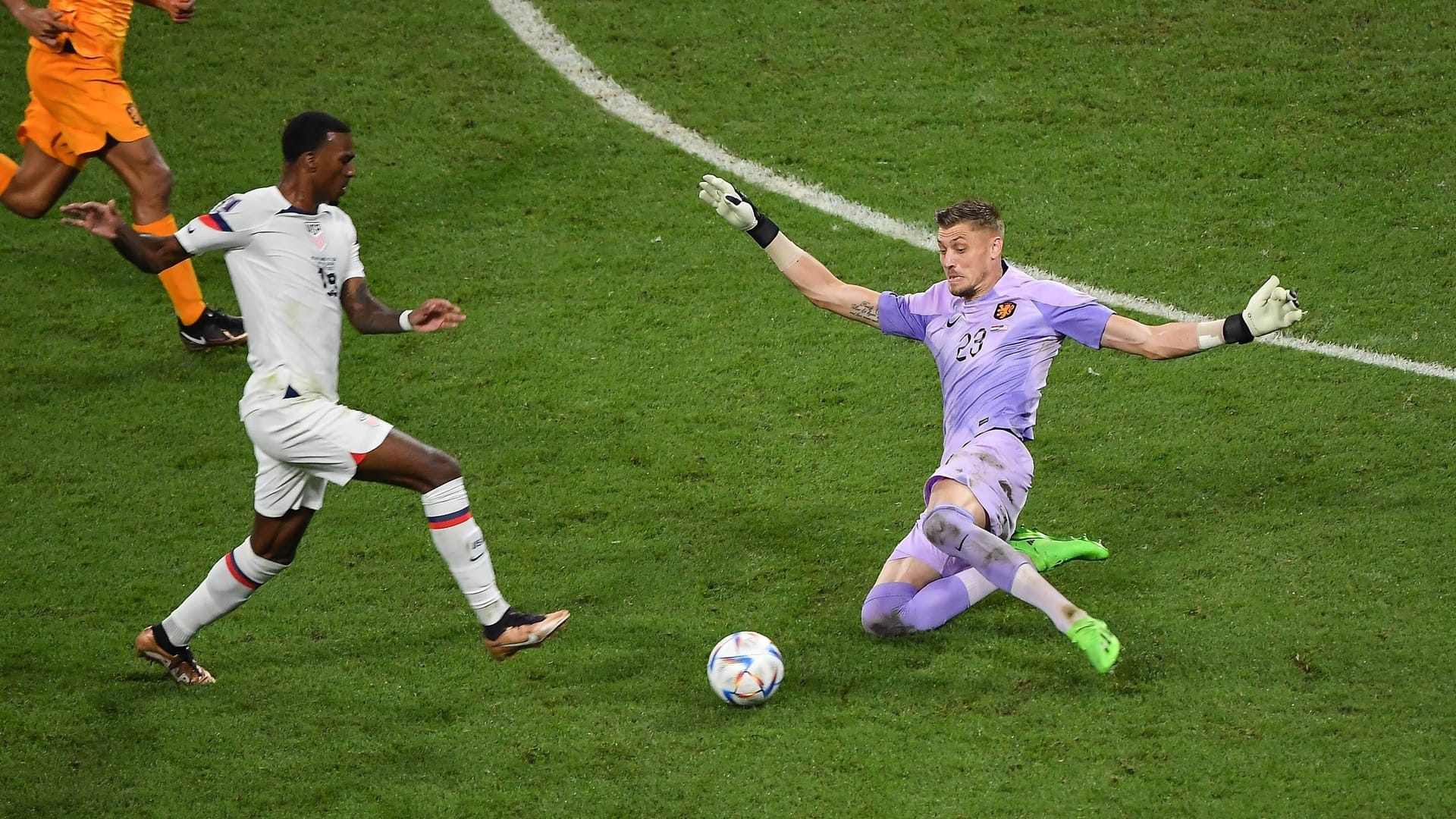 Zur Stelle: Noppert (r.) beim 3:1-Sieg der Niederlande im WM-Achtelfinale gegen die USA.