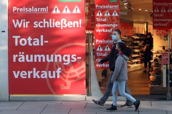 Räumungsverkauf nach Geschäftsaufgabe (Archivbild): Mehr Unternehmen sind betroffen.