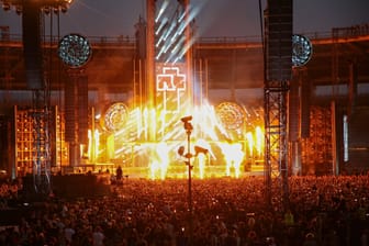 Pyro-Show von Rammstein bei einem Konzert in Italien (Archivbild): Für Feuerwerke ist die Band bekannt – bei einem Silvesterkonzert in München hätte das auch zu sehen sein sollen.