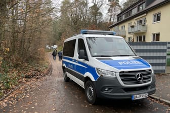 Die Polizei im Einsatz: Im Rahmen der bundesweiten Razzia fand auch eine Durchsuchung in Feucht im Nürnberger Land statt.
