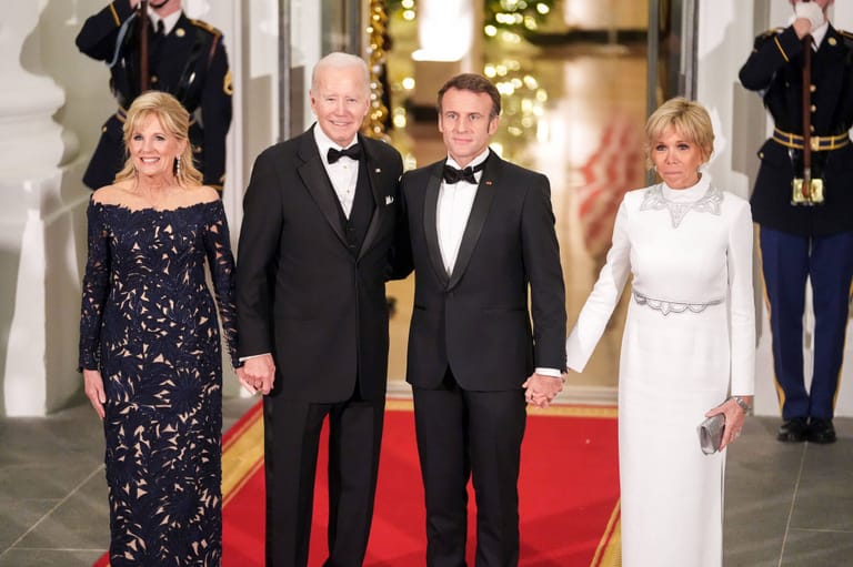 US-Präsident Joe Biden mit seiner Frau Jill und Frankreichs Präsident Emmanuel Macron mit seiner Frau Brigitte