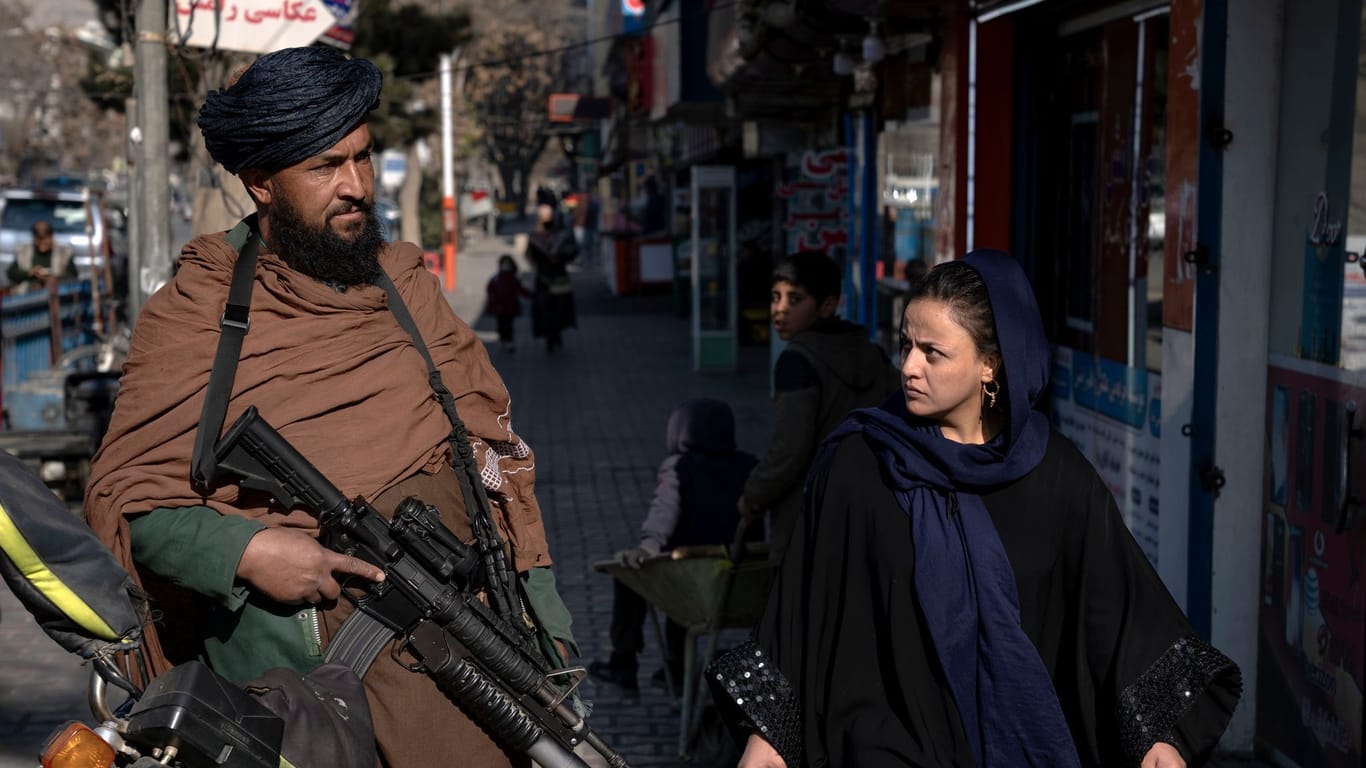 Ein Taliban-Kämpfer in Kabul: Bei dem umstrittenen Arbeitsverbot für Frauen in NGOs sind nun offenbar Ausnahmen vorgesehen.