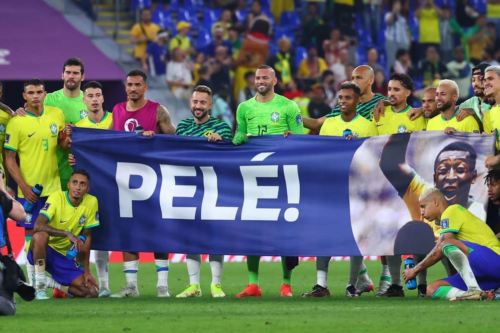 Die brasilianische Nationalmannschaft mit einem Pelé-Banner: Nach ihrem Kantersieg gegen Südkorea schickten die Spieler eine Grußbotschaft an das Idol.