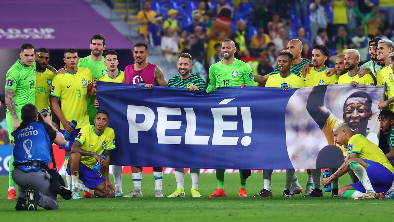 Die brasilianische Nationalmannschaft mit einem Pelé-Banner: Nach ihrem Kantersieg gegen Südkorea schickten die Spieler eine Grußbotschaft an das Idol.