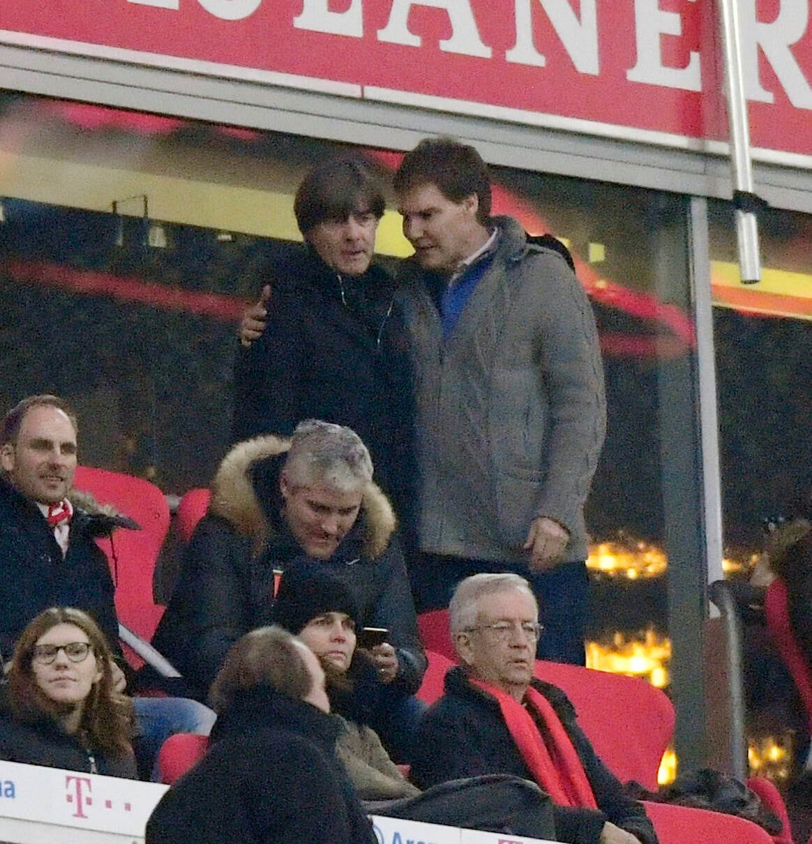 FC Bayern München gegen RB Leipzig in der Allianz-Arena: Joachim Löw und Carsten Maschmeyer gemeinsam auf der Tribüne.