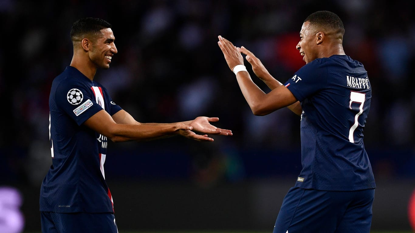Achraf Hakimi (l.) und Kylian Mbappé: Bei Paris Saint-Germain sind die beiden Teamkollegen, im Halbfinale der WM nun Gegner.