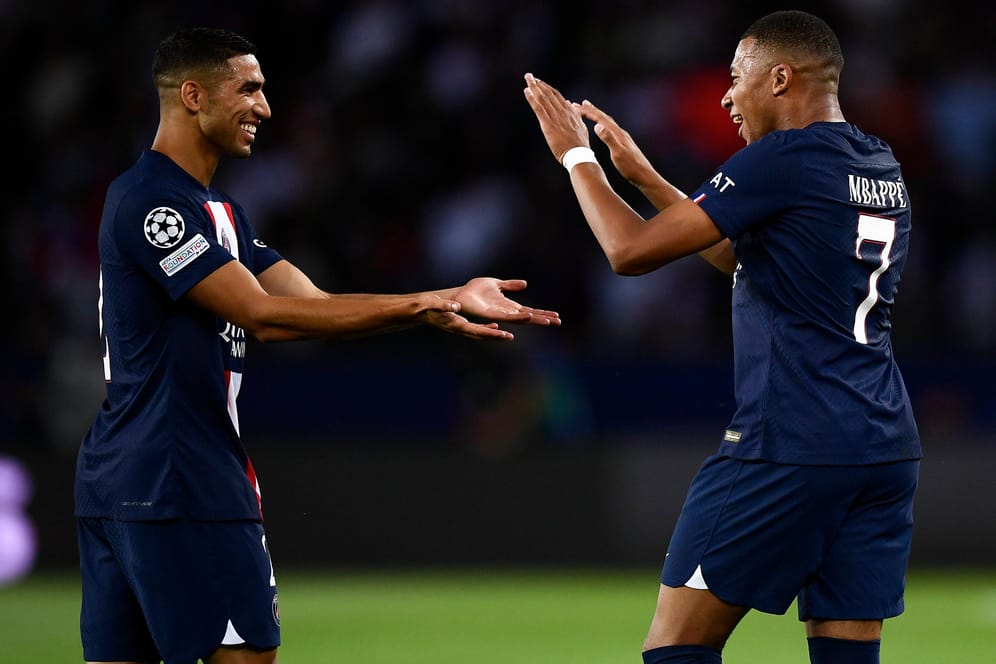 Achraf Hakimi (l.) und Kylian Mbappé: Bei Paris Saint-Germain sind die beiden Teamkollegen, im Halbfinale der WM nun Gegner.