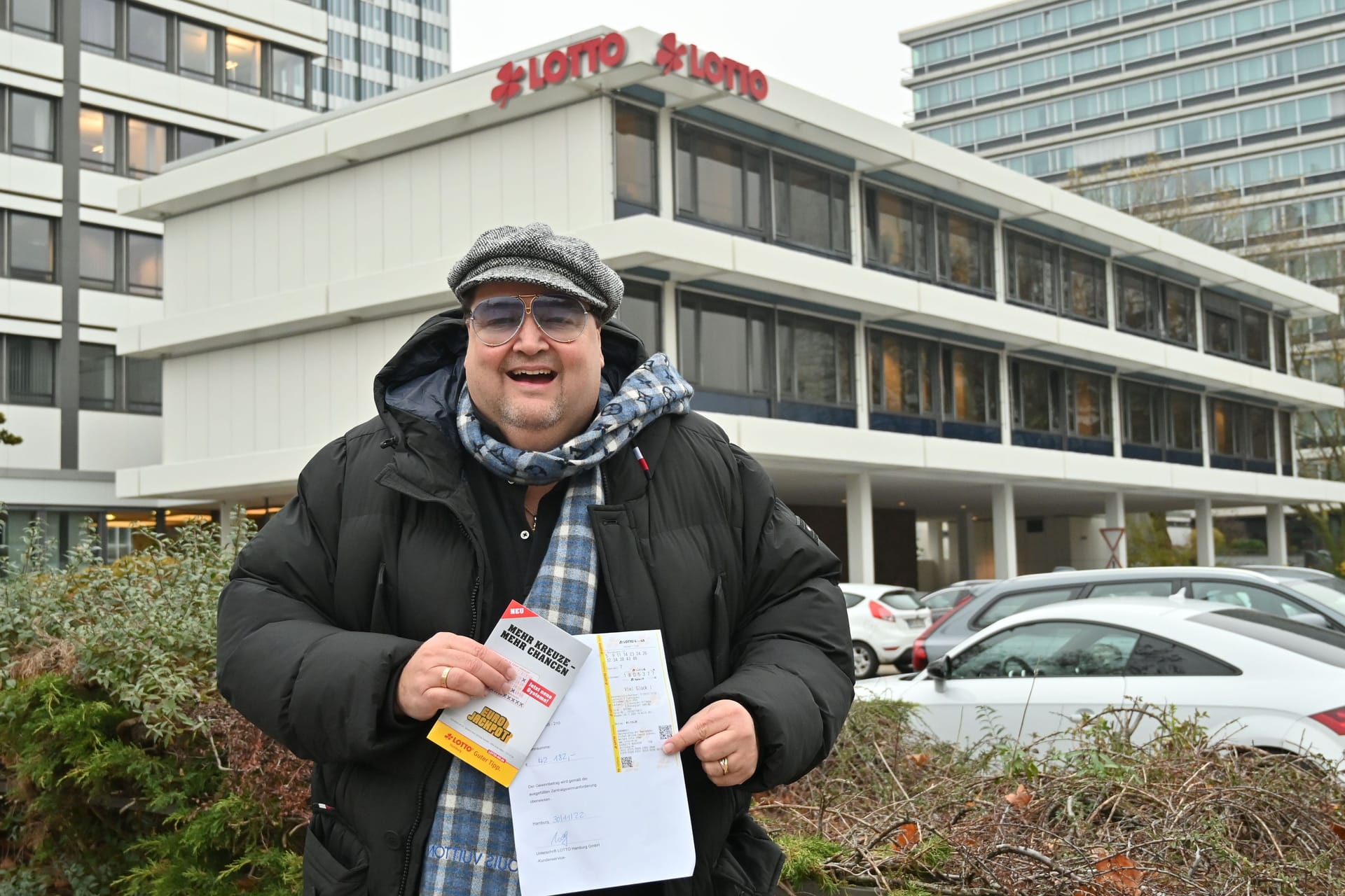 Andreas Ellermann vor der Lottozentrale in der City Nord: Den Sechser verpasste er um eine richtige Zahl.