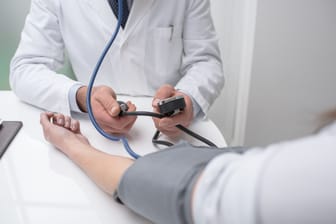 Ein Arzt misst bei einem Patienten den Blutdruck. Diabetiker haben ein erhöhtes Risiko für Herz-Kreislauf-Erkrankungen.