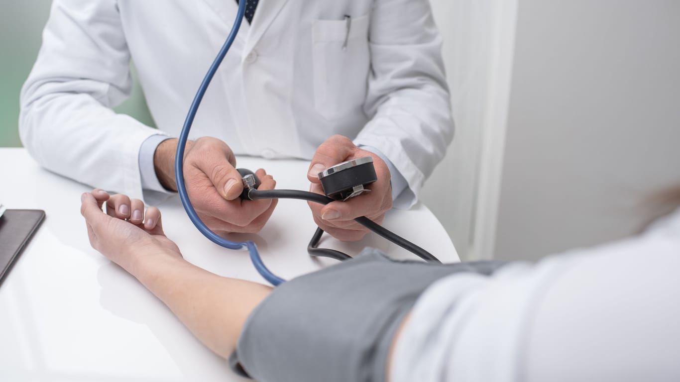 Ein Arzt misst bei einem Patienten den Blutdruck. Diabetiker haben ein erhöhtes Risiko für Herz-Kreislauf-Erkrankungen.