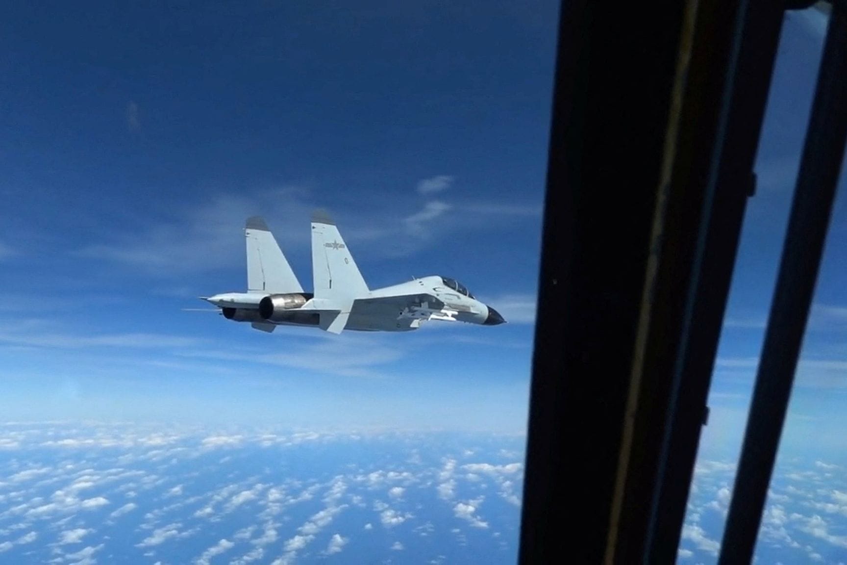 Ein chinesischer J-11 Kampfjet fliegt extrem nahe an einem US-Aufklärungsflugzeug (Archivbild). Es hat erneut einen Vorfall gegeben.