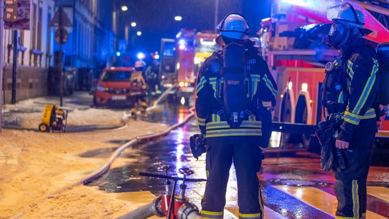 Ein Großaufgebot der Feuerwehr musste bei einem gefährlichen Brand in Offenbach anrücken.