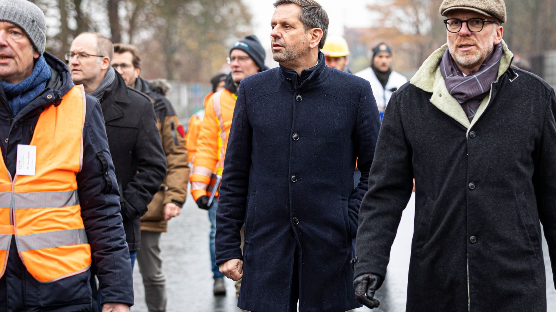 Olaf Lies (SPD, M), Wirtschaftsminister von Niedersachsen, und Eric Oehlmann (r), Präsident der niedersächsischen Landesbehörde für Straßenbau und Verkehr, auf dem gesperrten Südschnellweg.