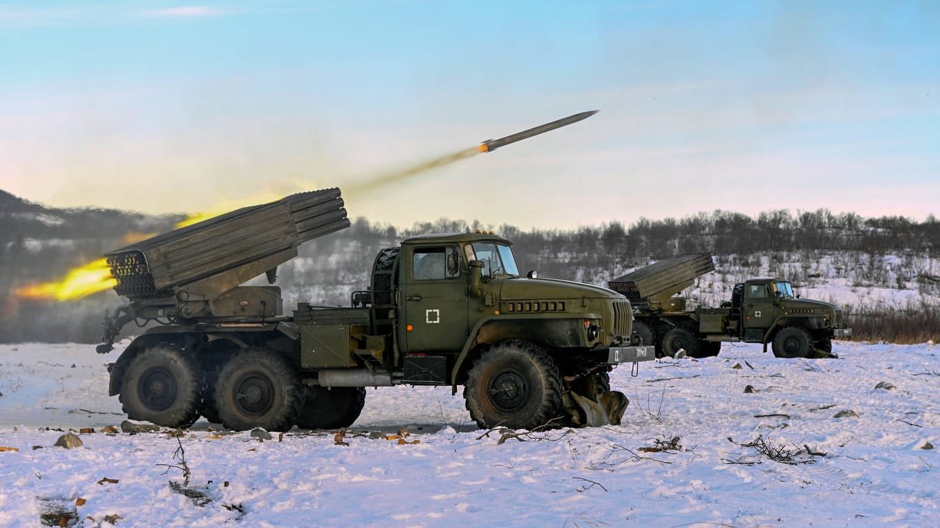 Ein russischer Raketenwerfer im Einsatz (Archivbild): Die Ukraine vermutet bald neue und heftige Angriffe.