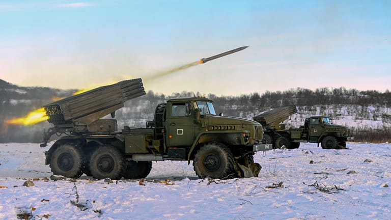 Ein russischer Raketenwerfer im Einsatz (Archivbild): Die Ukraine vermutet bald neue und heftige Angriffe.