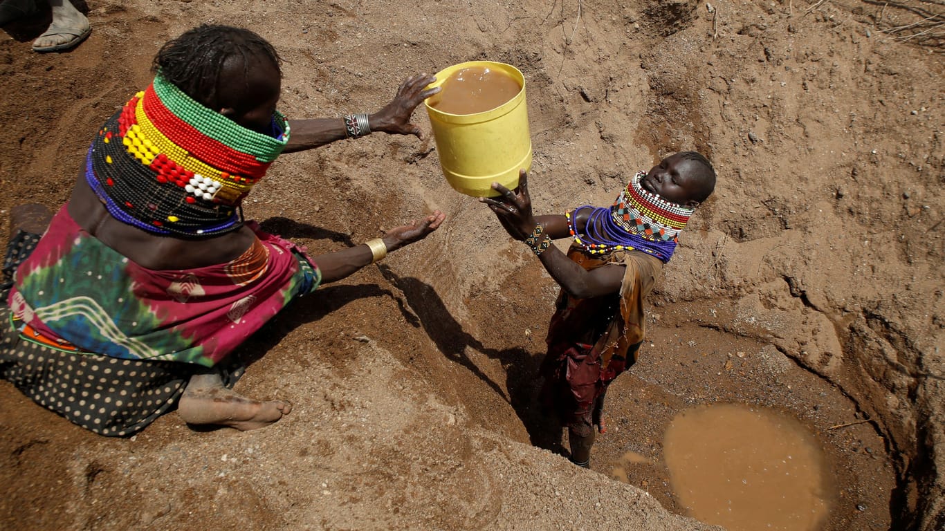 Frauen der Volksgruppe der Turkana (Archivbild): In Kenia müssen immer weitere Wege zurückgelegt werden, um an Wasserquellen zu kommen.