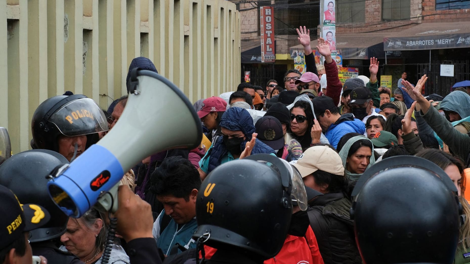 Protest in der peruanischen Stadt Cusco: Der internationale Flughafen Alejandro Velasco Astete in Cusco ist seit Montag geschlossen. Protest in der peruanischen Stadt Cusco: Der internationale Flughafen Alejandro Velasco Astete in Cusco ist seit Montag geschlossen.