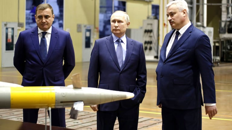 Wladimir Putin besucht eine Rüstungsfabrik in Tula: Dabei bestieg er auch einen Panzer.