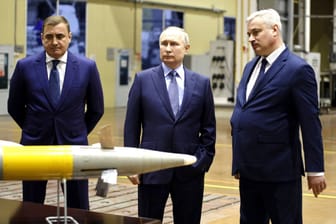 Wladimir Putin besucht eine Rüstungsfabrik in Tula: Dabei bestieg er auch einen Panzer.