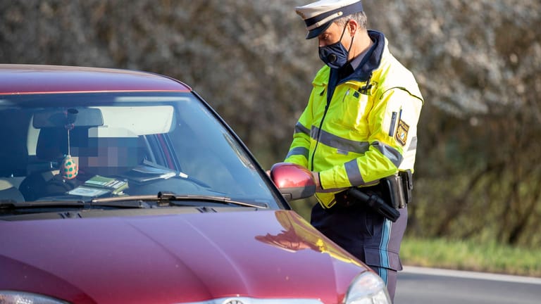 Stuttgart: Handy-Karaoke Auf Der Autobahn – Polizei Stoppt Sängerin