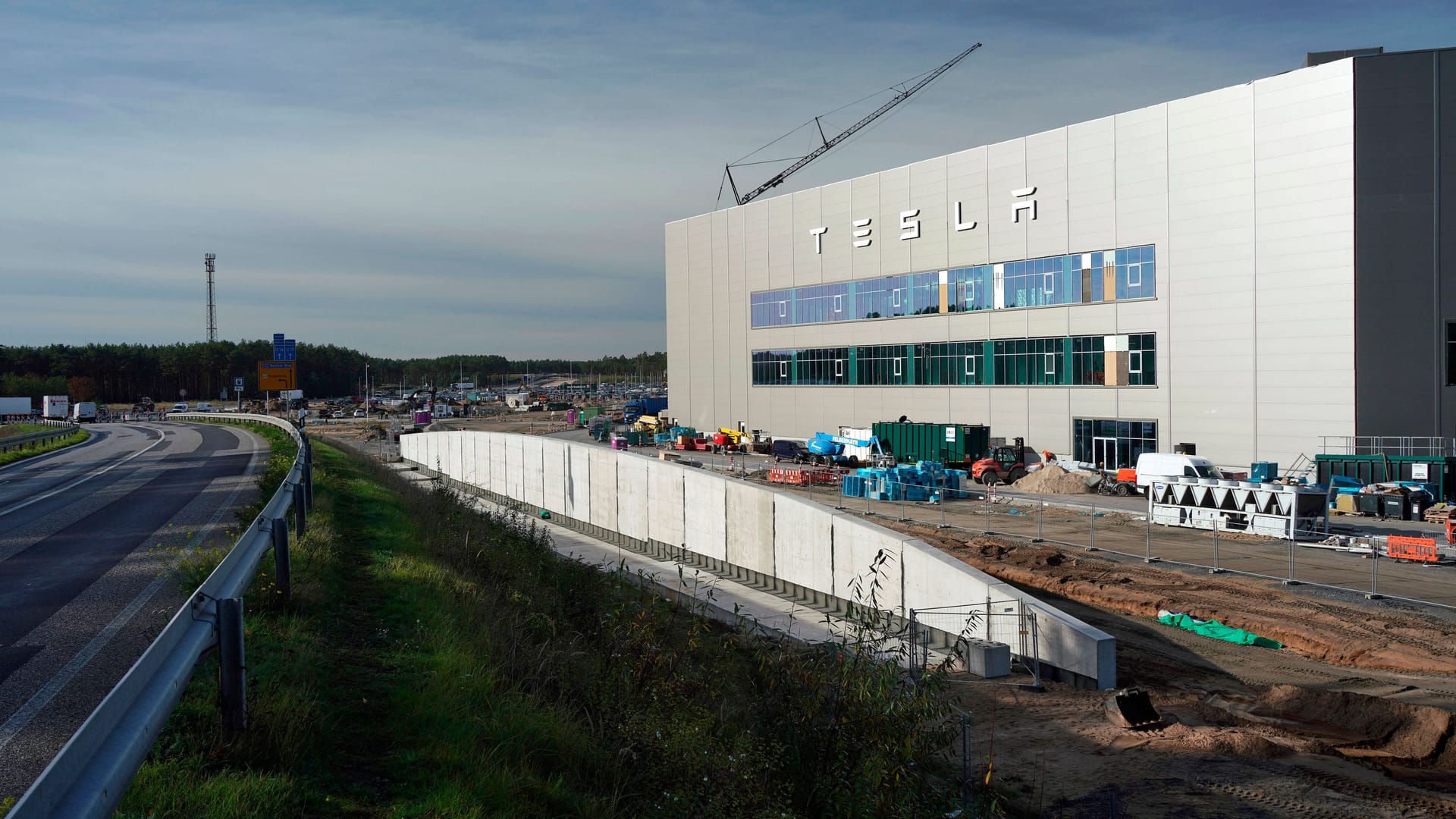 Tesla in Grünheide bei Berlin (Archivbild): Das Unternehmen soll sich nun selbst auf die Suche nach Wasser begeben.