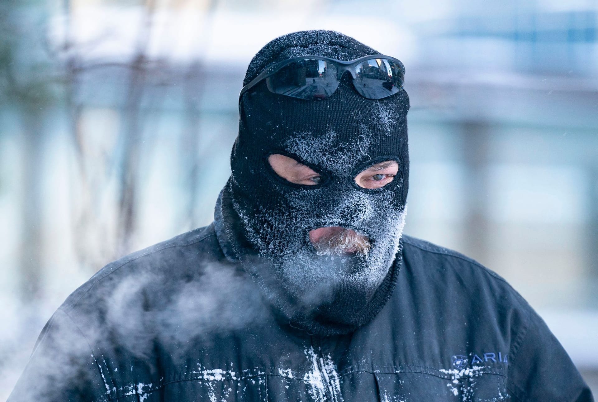 Minneapolis: Ein Mann schützt sich vor der Kälte. Es wird vor Erfrierungen innerhalb weniger Minuten gewarnt – bei Temperaturen bis zu minus 50 Grad.