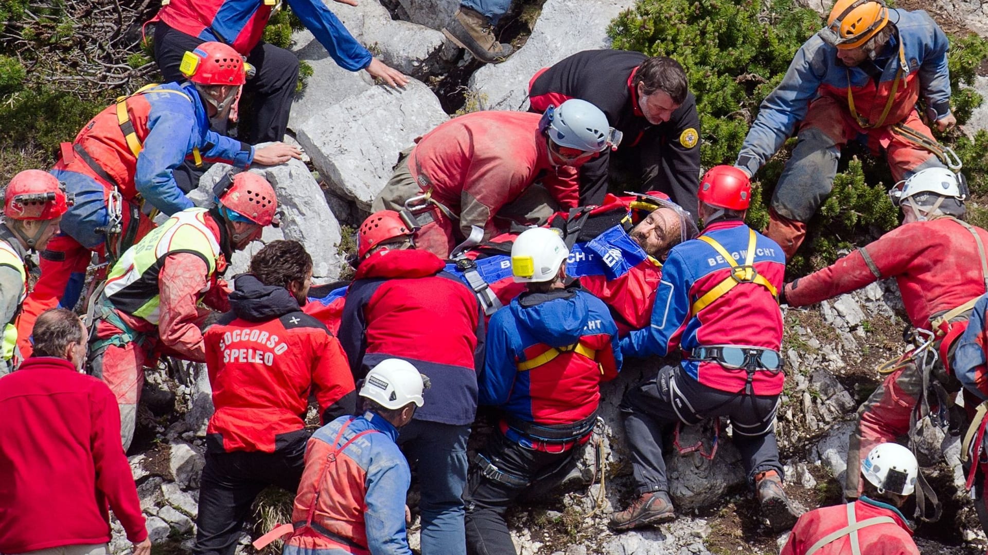 Rettungskräfte tragen den verletzten Höhlenforscher Johann Westhauser (Archivbild): Er verbrachte zehn Tage schwer verletzt in der Höhle.