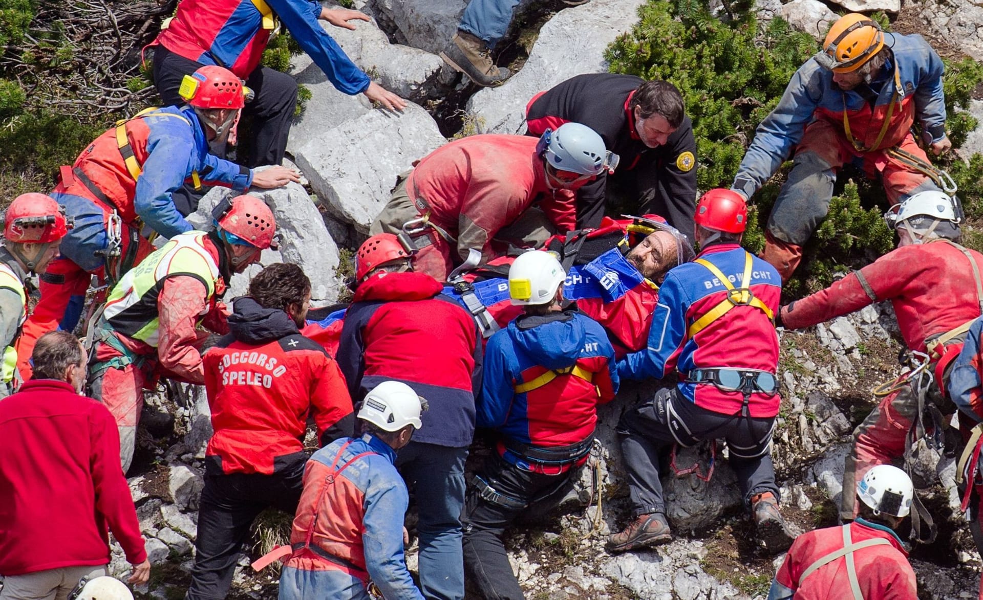 Rettungskräfte tragen den verletzten Höhlenforscher Johann Westhauser (Archivbild): Er verbrachte zehn Tage schwer verletzt in der Höhle.
