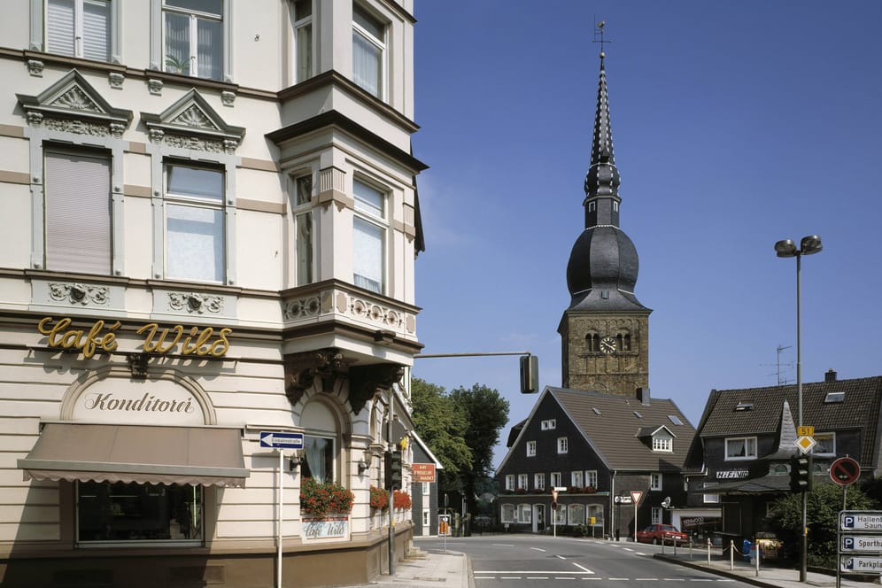 Die Pfarrkirche von Wermelskirchen (Archivbild): In der Kleinstadt-Idylle ereigneten sich fürchterliche Missbrauchstaten.