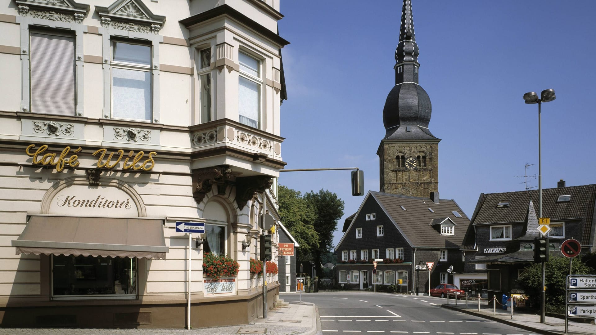 Die Pfarrkirche von Wermelskirchen (Archivbild): In der Kleinstadt-Idylle ereigneten sich fürchterliche Missbrauchstaten.