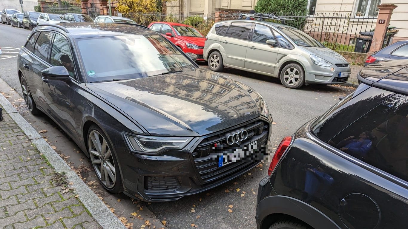 Der Audi vom Prinzen: Das Auto steht direkt gegenüber vom Eingang seines Wohnhauses.