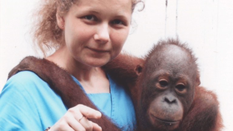 Bitte lächeln: Julia Cissewski mit einem ihrer Schützlinge auf Borneo in Südostasien.
