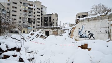Schnee in Borodjanka: Bei Minusgraden frieren und hungern viele Menschen während der Stromausfälle. (Quelle: IMAGO/Oleksandra Butova) Schnee in Borodjanka: Bei Minusgraden frieren und hungern viele Menschen während der Stromausfälle.