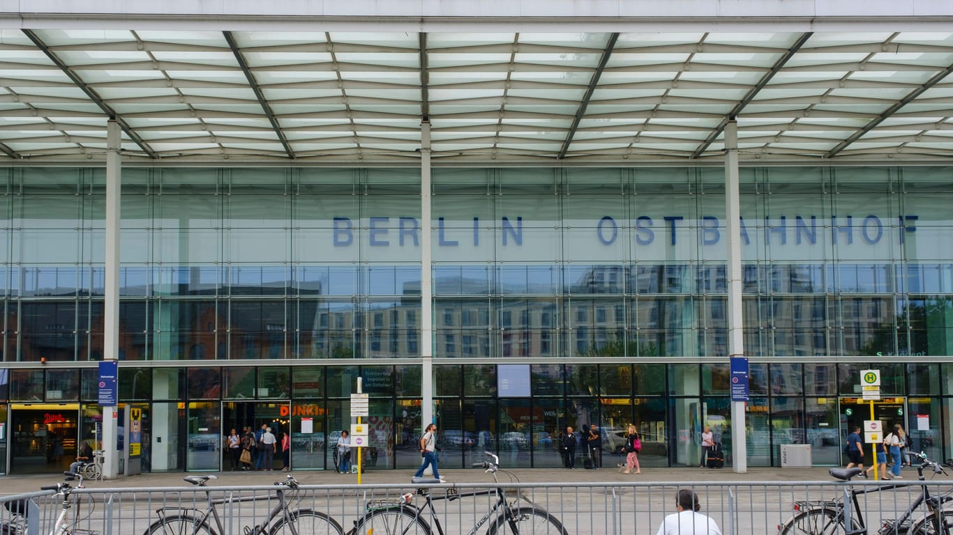 Ostbahnhof Berlin (Archivbild): In der Nacht zu Montag hat ein 62-Jähriger einen Mann mit einem Messer angegriffen.