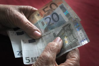Rentnerin hält Euroscheine (Symbolbild): 2023 kommen wieder einige Neuerungen auf Rentner und Beitragszahler zu.