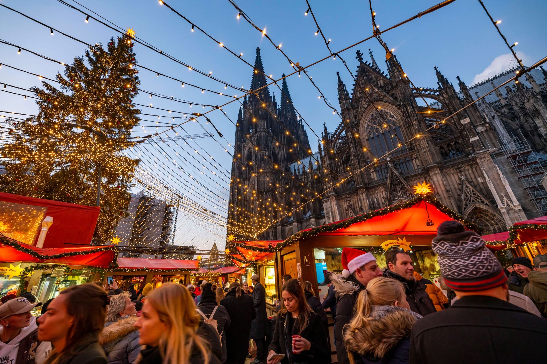 Weihnachtsmarkt in Köln: Zahlreiche Deutsche wollen in der Weihnachtszeit mehr sparen. Weihnachtsmarkt in Köln: Zahlreiche Deutsche wollen in der Weihnachtszeit mehr sparen.