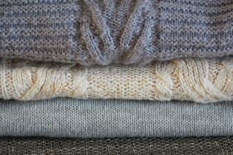 Kuschelig warm: Pullover können helfen, die Heizkosten zu senken.